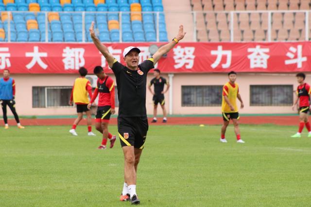 天天盈球下载-国足选拔队印象：不紧张不诉苦 扬科维奇处变不惊